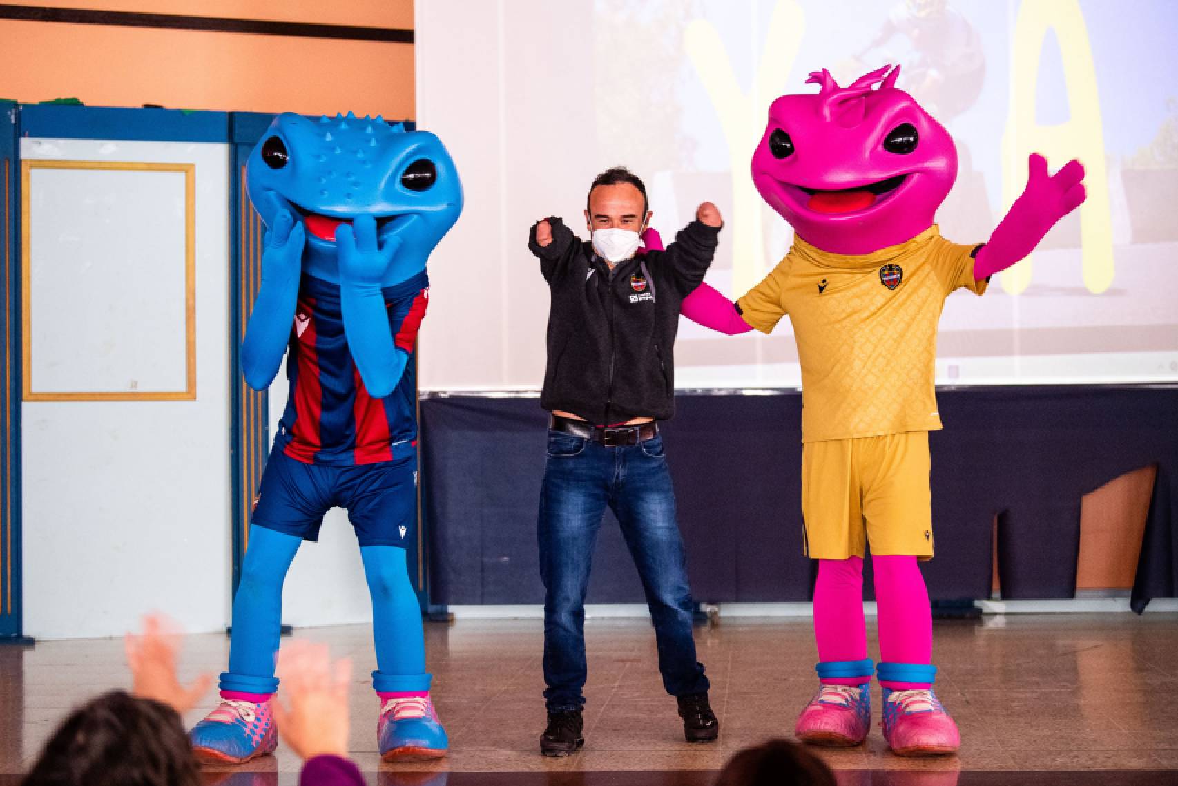 Ricardo Ten y mascotas en colegio