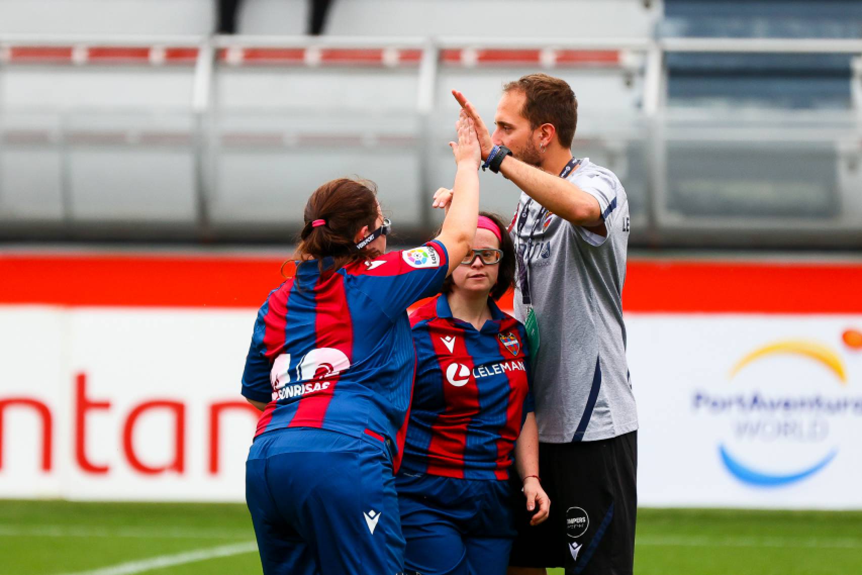 Jugadoras Levante UD EDI celebrando con su entrenador