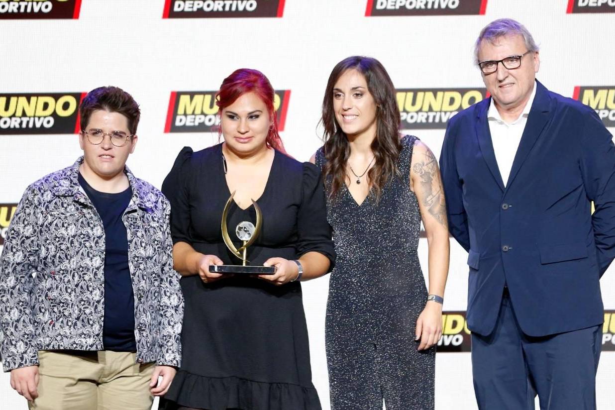 Levante UD EDI Femenino recogiendo el Trofeo Especial MD
